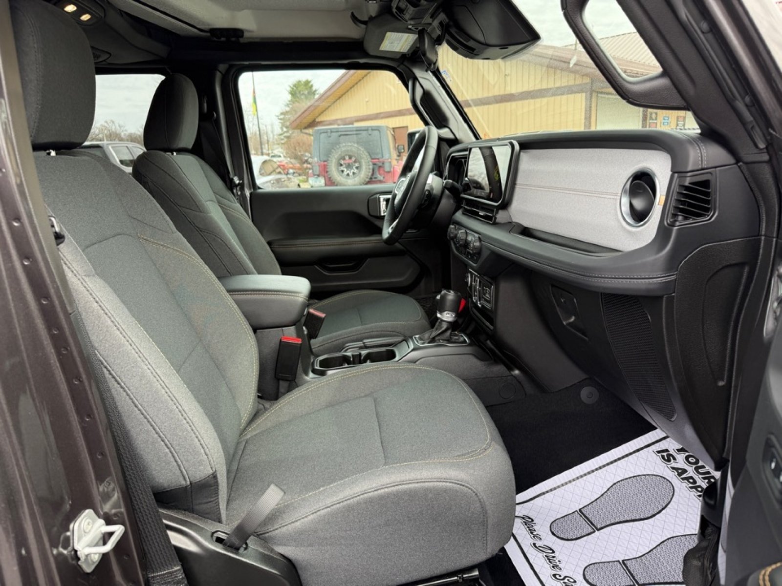 Used 2025 Jeep Wrangler Unlimited Sahara AWD/4WD image 23