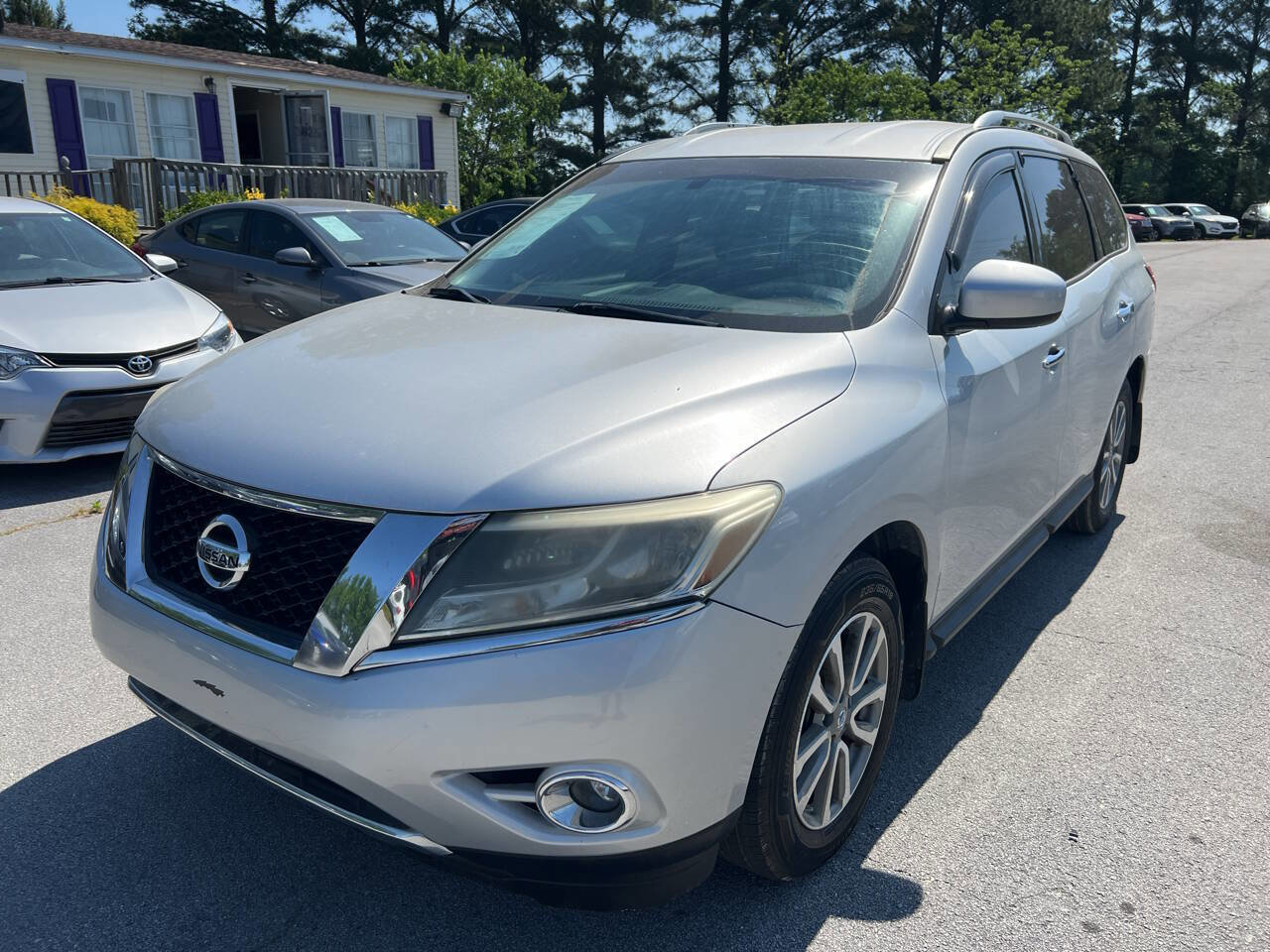 Used 2015 Nissan Pathfinder SV image 1