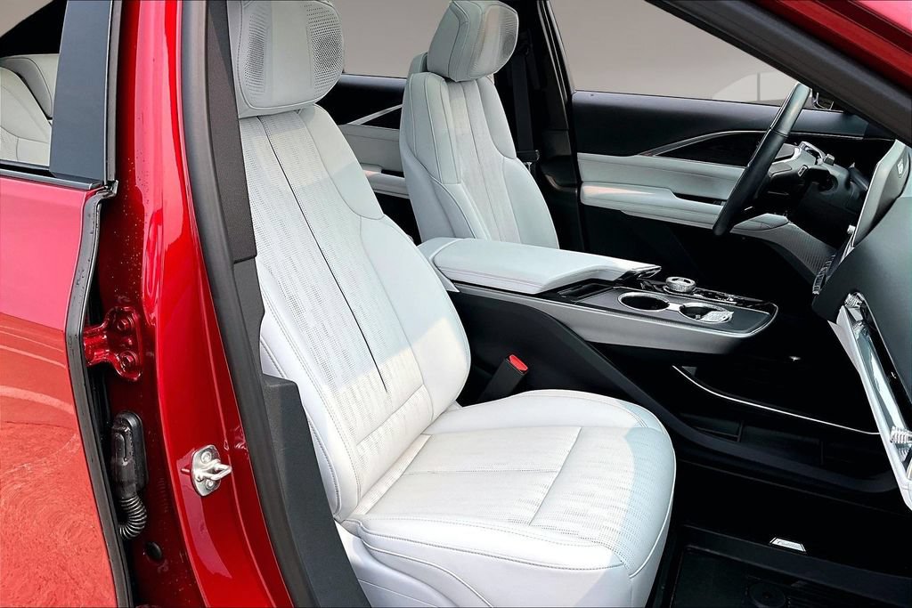 Used 2024 Cadillac Lyriq Luxury w/ LPO, Floor Liner Package AWD/4WD image 7