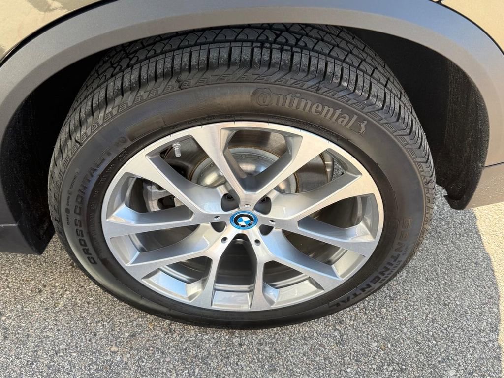 Certified 2025 BMW X5 xDrive50e w/ Executive Package image 7