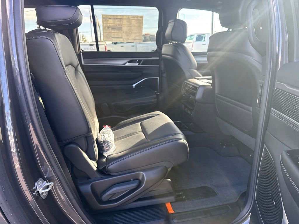 New 2026 Jeep Grand Wagoneer L 4WD w/ Premium Group I image 31