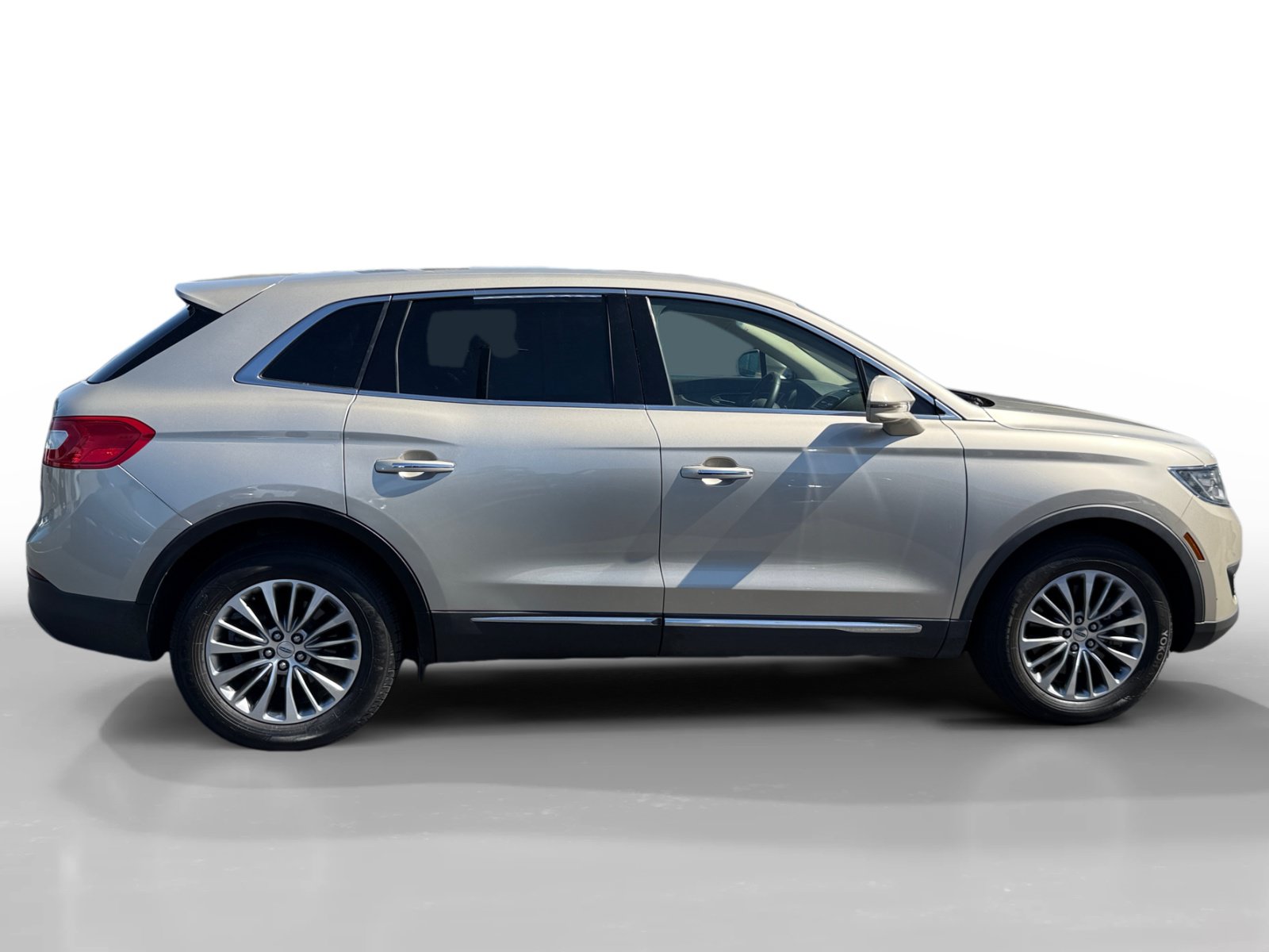 Used 2017 Lincoln MKX Select w/ Select Plus Package AWD/4WD image 6
