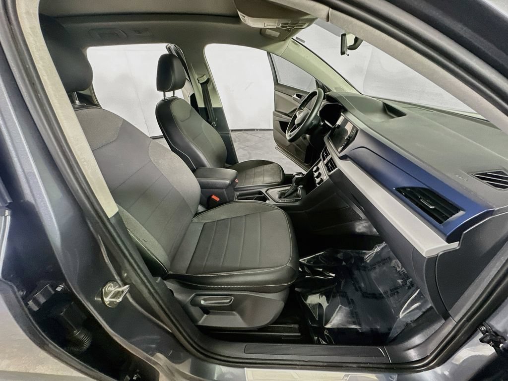 Used 2022 Volkswagen Taos SE w/ Panoramic Sunroof Package FWD image 12