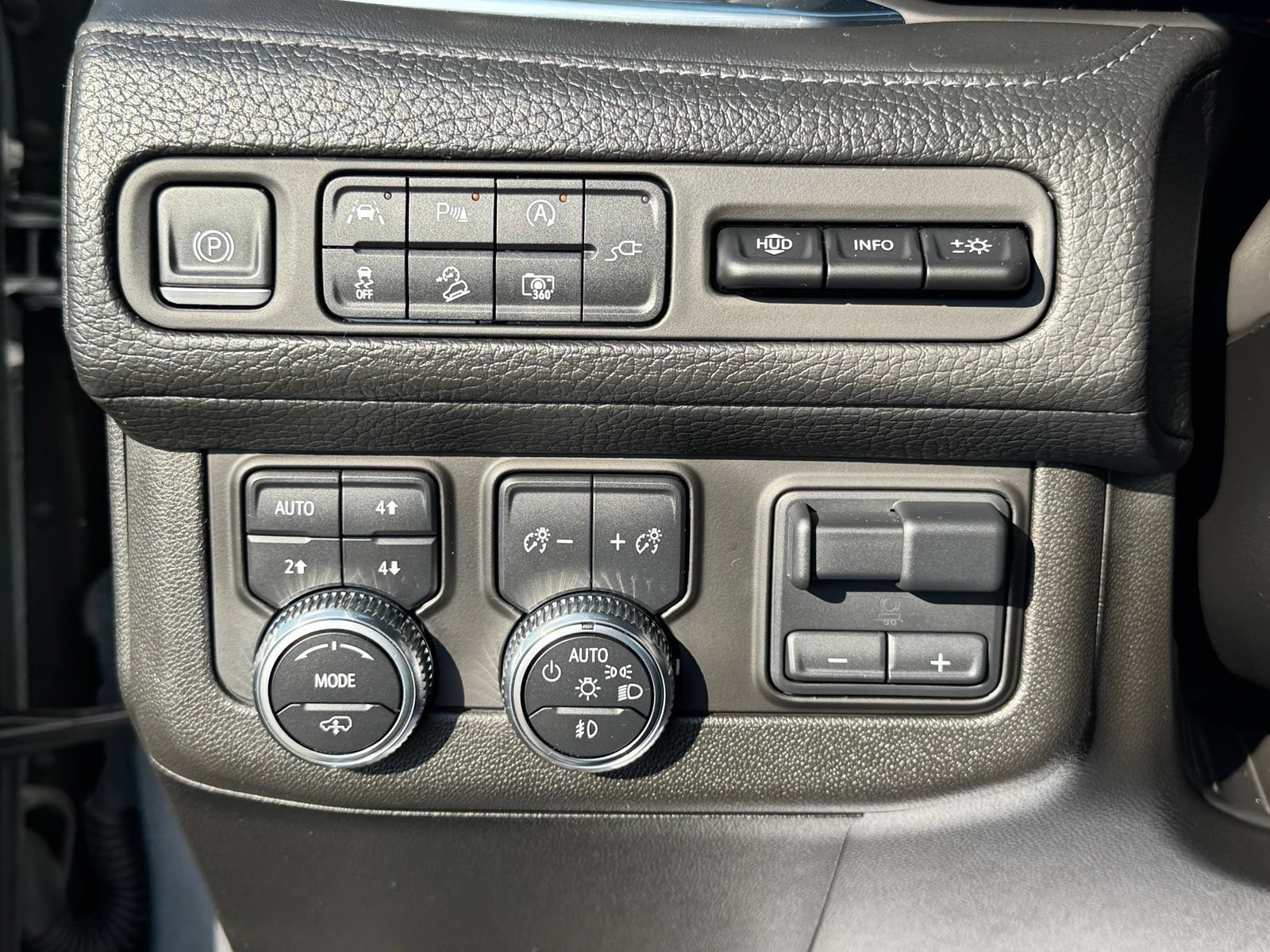 Used 2022 GMC Yukon Denali w/ Max Trailering Package AWD/4WD image 16