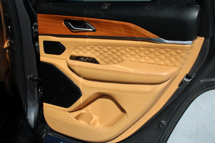 Used 2023 Jeep Grand Cherokee Summit AWD/4WD image 19