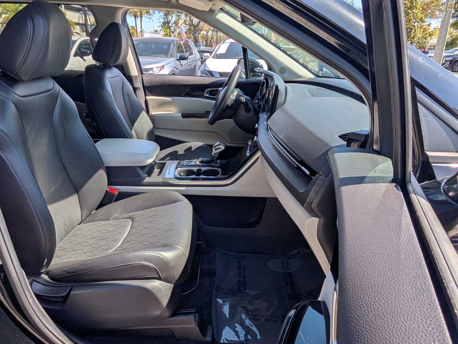 Used 2024 Kia Carnival EX image 21