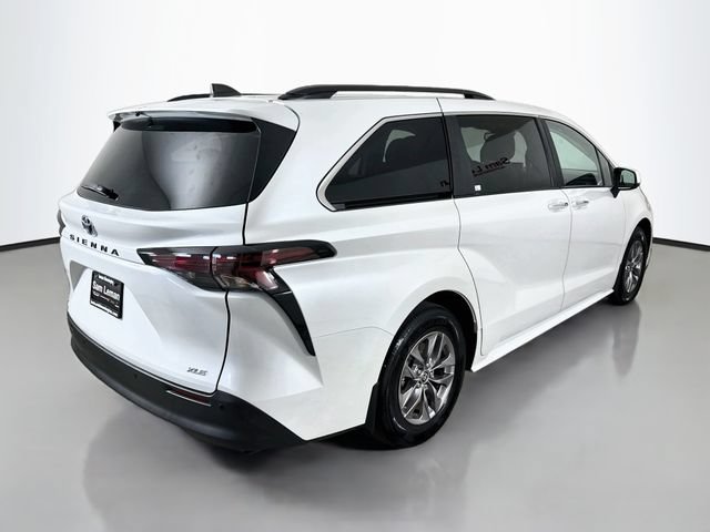 Used 2025 Toyota Sienna XLE FWD image 7