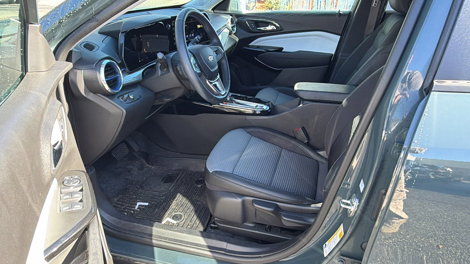 Used 2025 Chevrolet Trax LT w/ Driver Confidence Package image 16