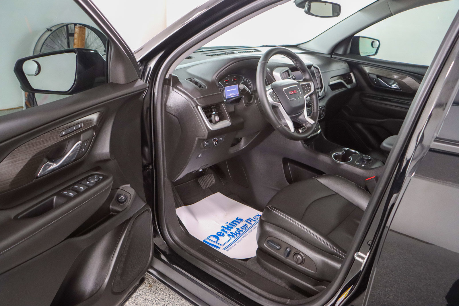 Used 2023 GMC Terrain SLT w/ Elevation Edition image 3