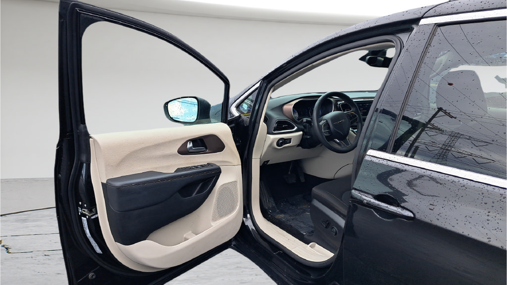 Used 2023 Chrysler Voyager LX FWD image 21