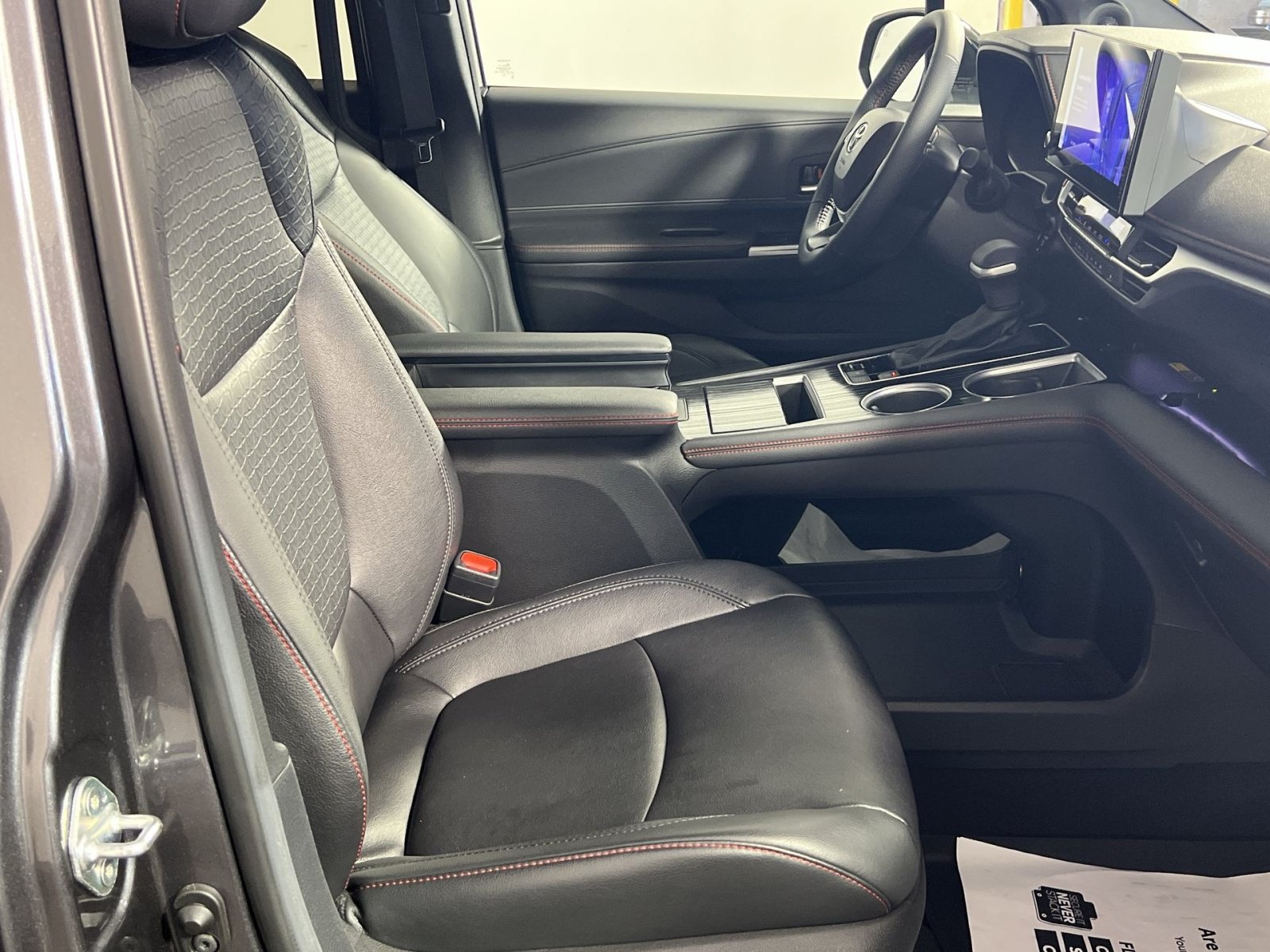 Used 2025 Toyota Sienna XSE w/ XSE Plus Package AWD/4WD image 29