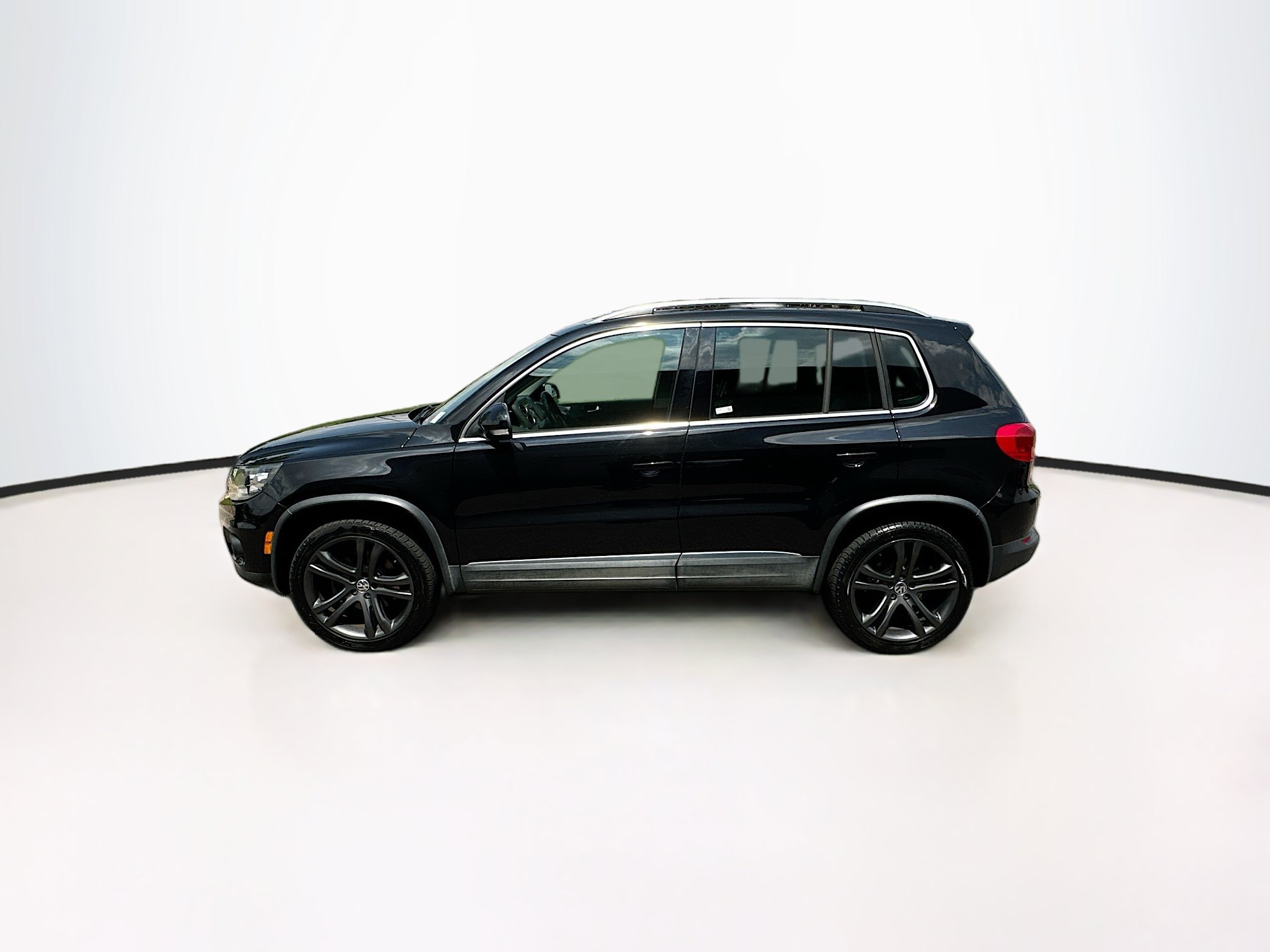 Used 2017 Volkswagen Tiguan SEL AWD/4WD image 4