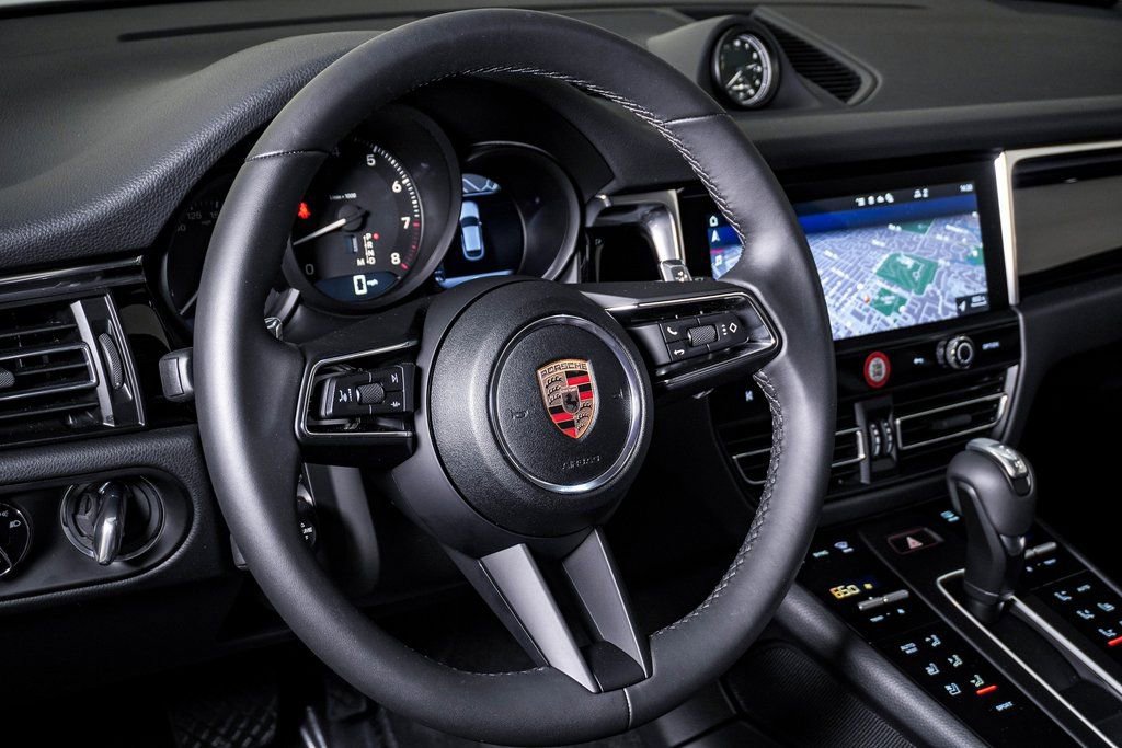 Certified 2025 Porsche Macan AWD/4WD image 17