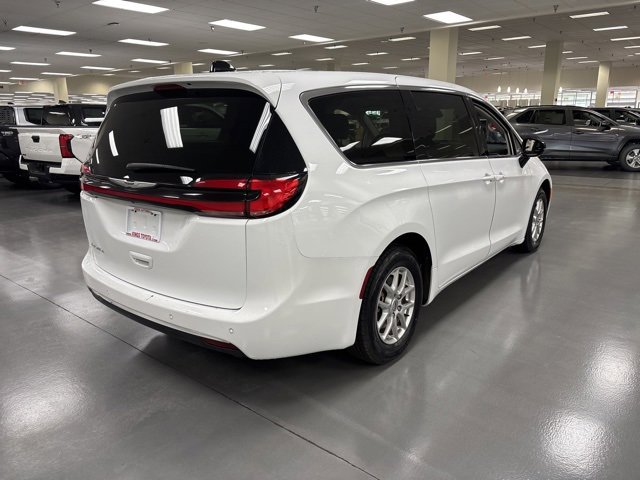 Used 2024 Chrysler Pacifica Touring-L image 7