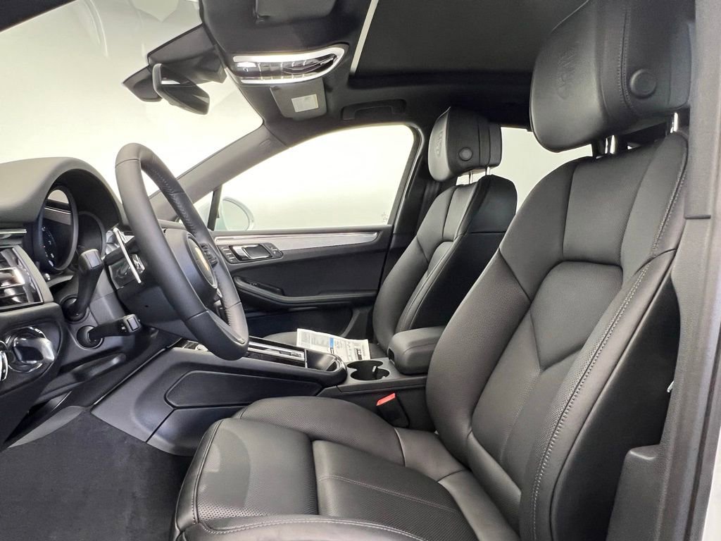Certified 2026 Porsche Macan AWD/4WD image 5