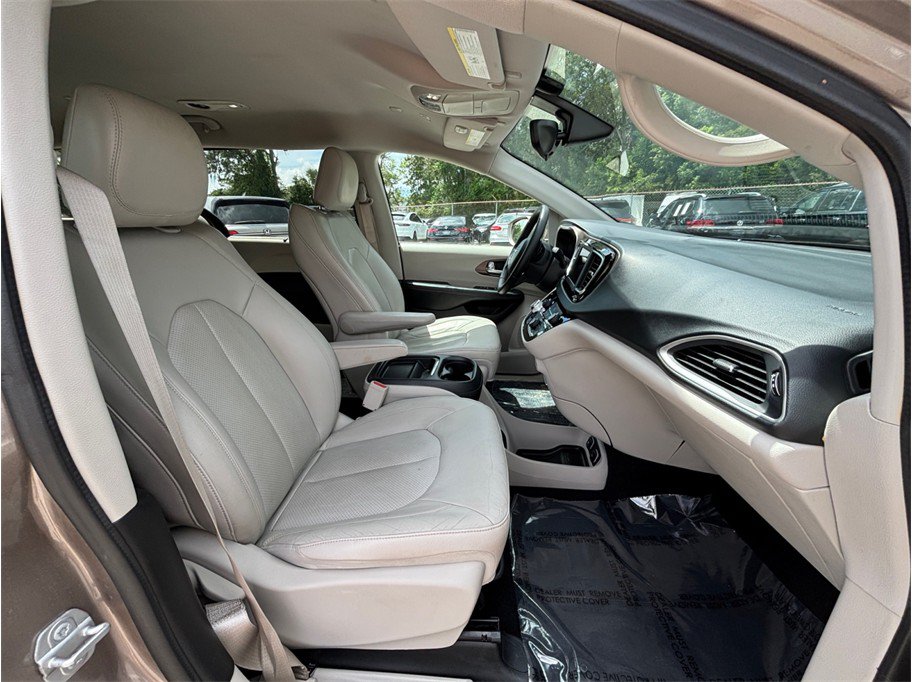 Used 2018 Chrysler Pacifica Touring-L FWD image 37