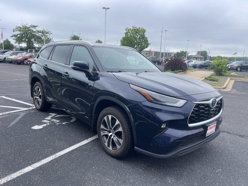 Used 2022 Toyota Highlander XLE AWD/4WD image 3