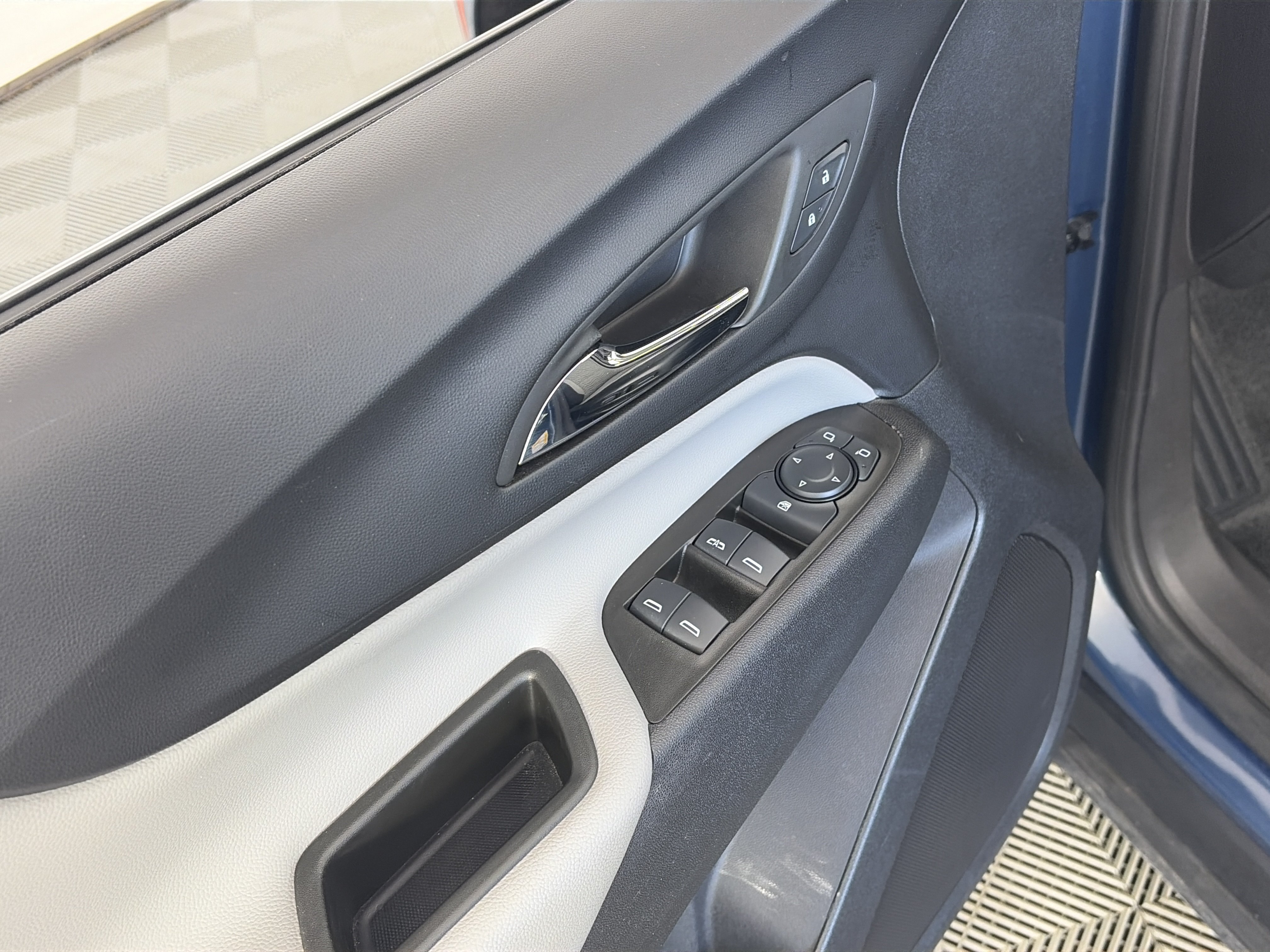 Used 2024 Chevrolet Equinox LS w/ LS Convenience Package FWD image 25