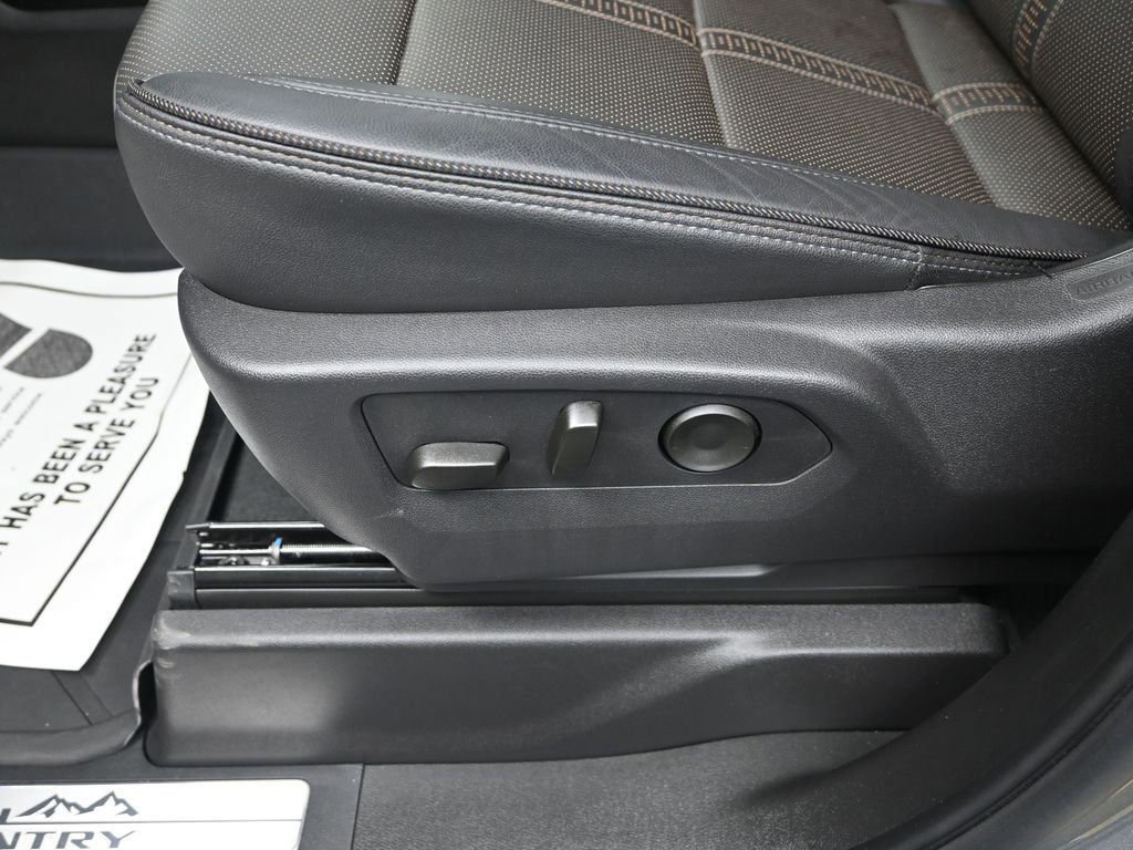 Used 2025 Chevrolet Silverado 1500 High Country w/ Technology Package image 13