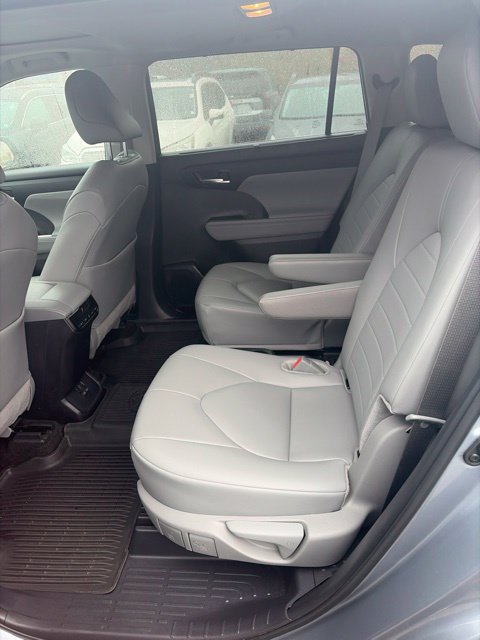 Used 2024 Toyota Highlander XLE AWD/4WD image 11