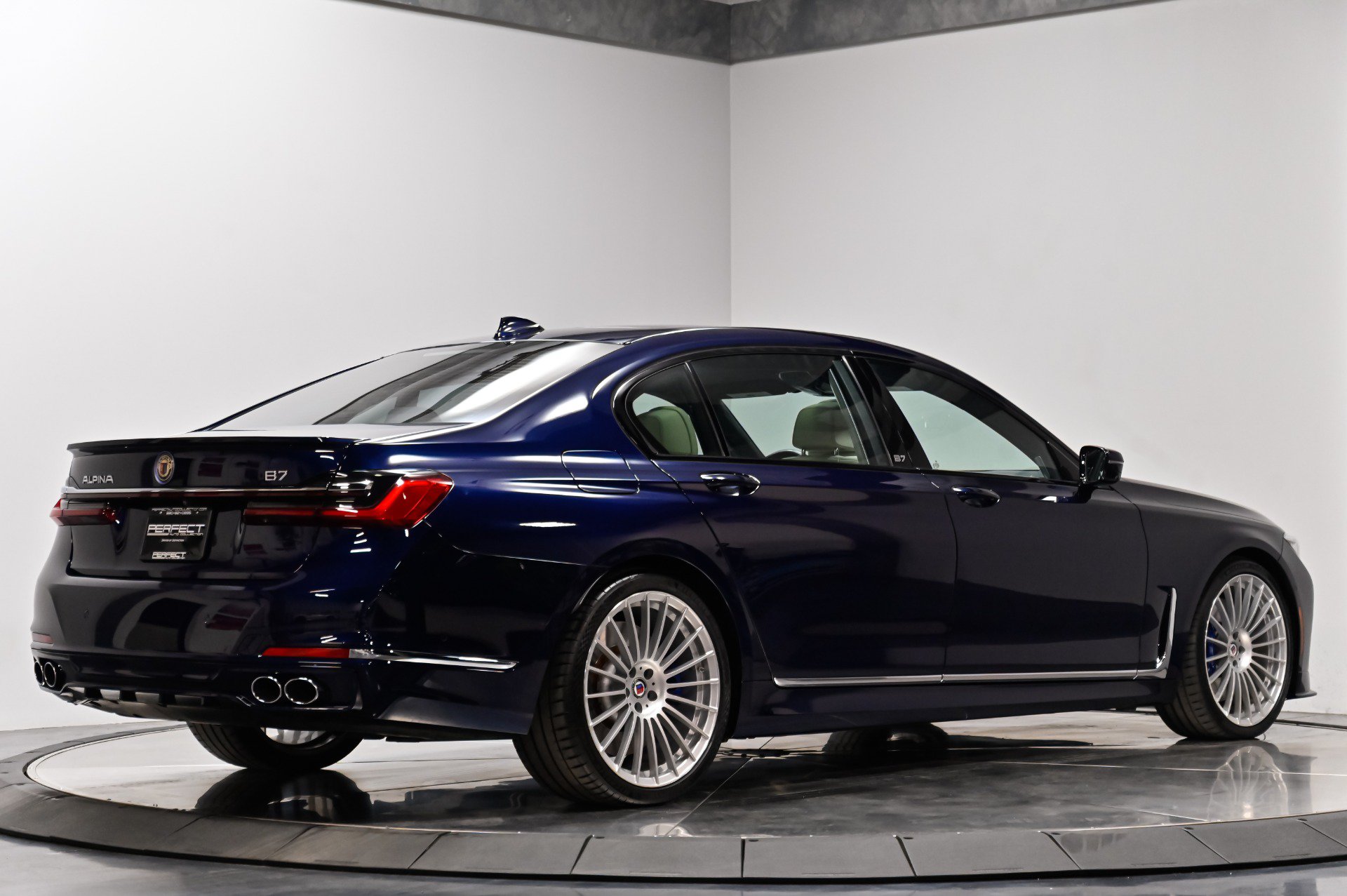 Used 2022 BMW ALPINA B7 xDrive AWD/4WD image 14