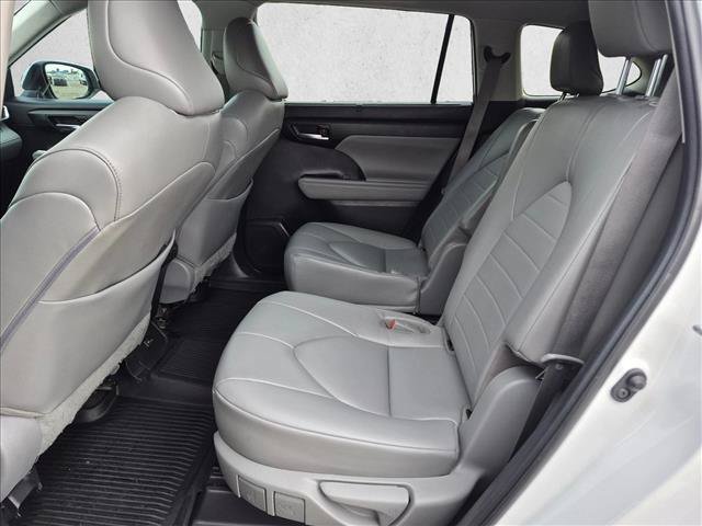 Used 2023 Toyota Highlander XLE FWD image 17