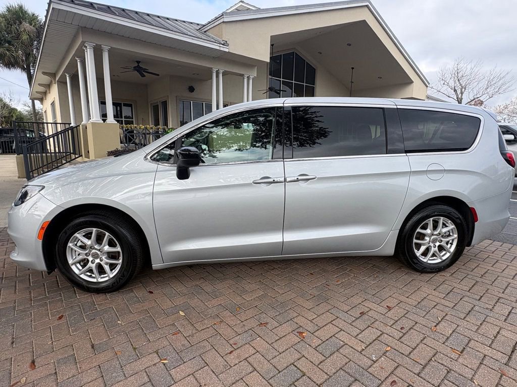 Used 2024 Chrysler Voyager LX image 2