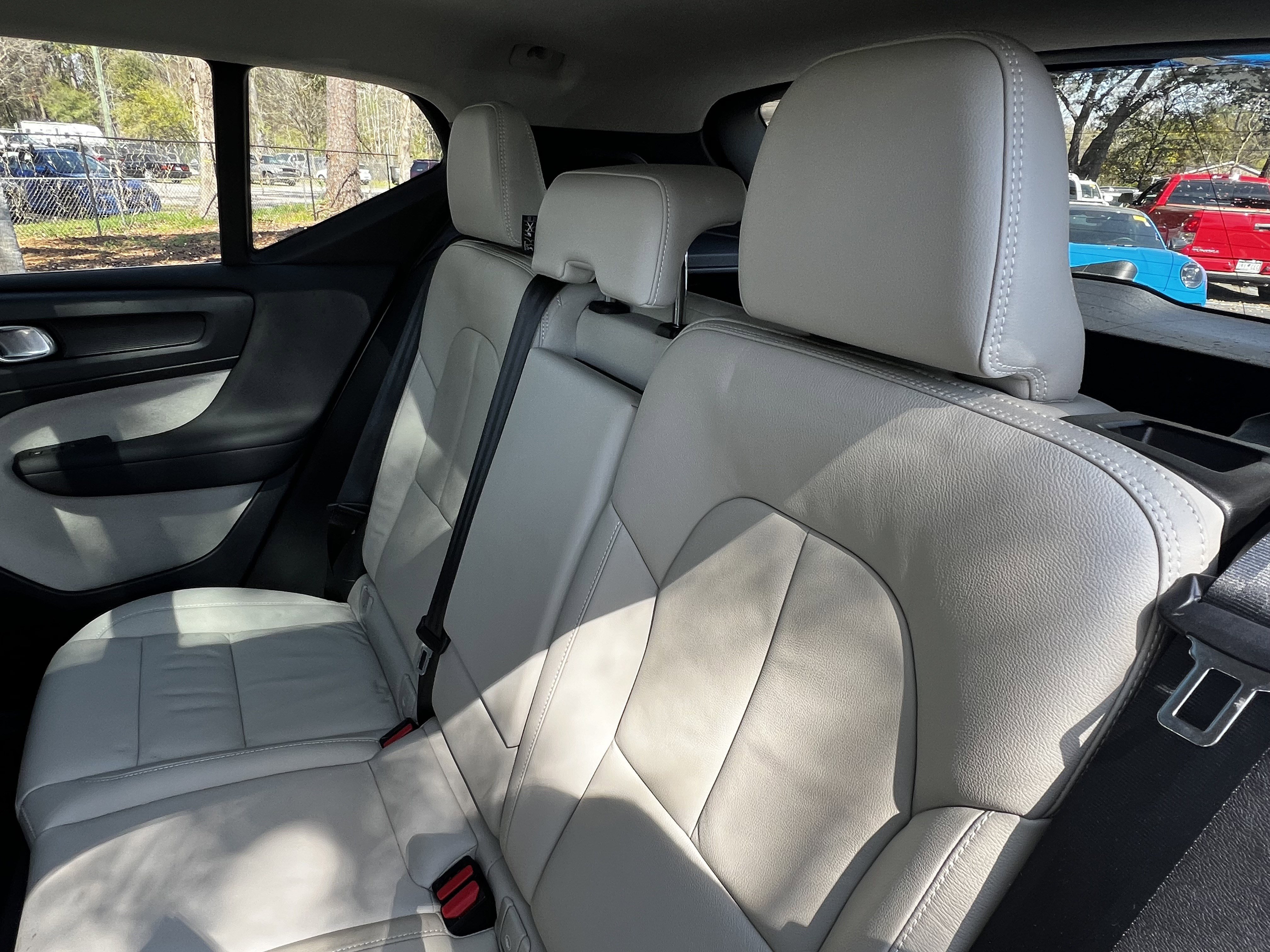 Used 2023 Volvo XC40 B5 Plus image 31