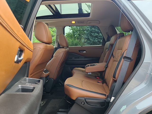 Used 2024 Nissan Pathfinder Platinum w/ Cargo Package AWD/4WD image 24