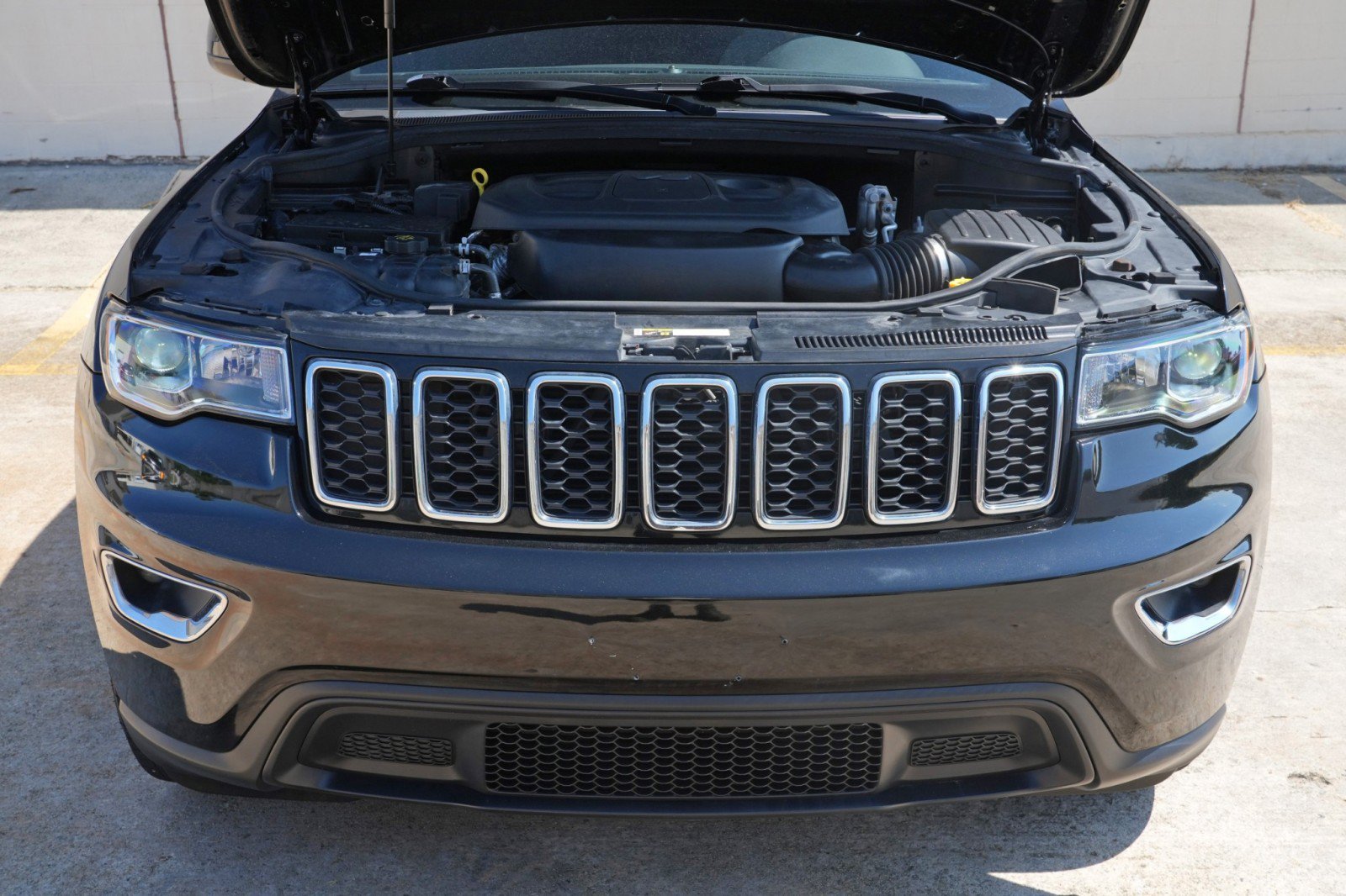 Used 2019 Jeep Grand Cherokee Laredo w/ 18" Wheel & 8.4" Radio Group AWD/4WD image 7
