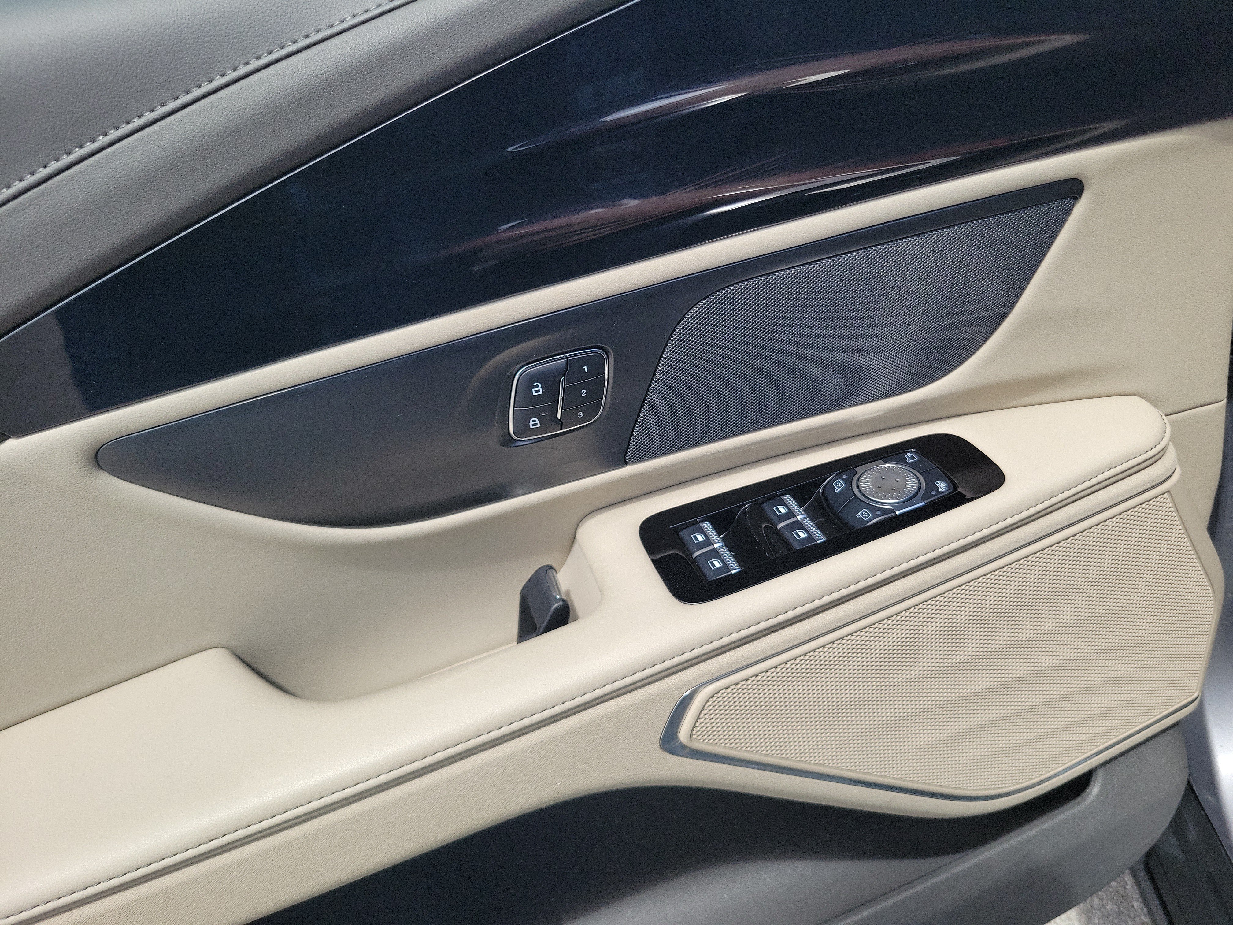 Used 2024 Lincoln Nautilus Premier AWD/4WD image 28