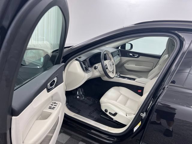Used 2024 Volvo XC60 B5 Core w/ Protection Package Premier AWD/4WD image 12