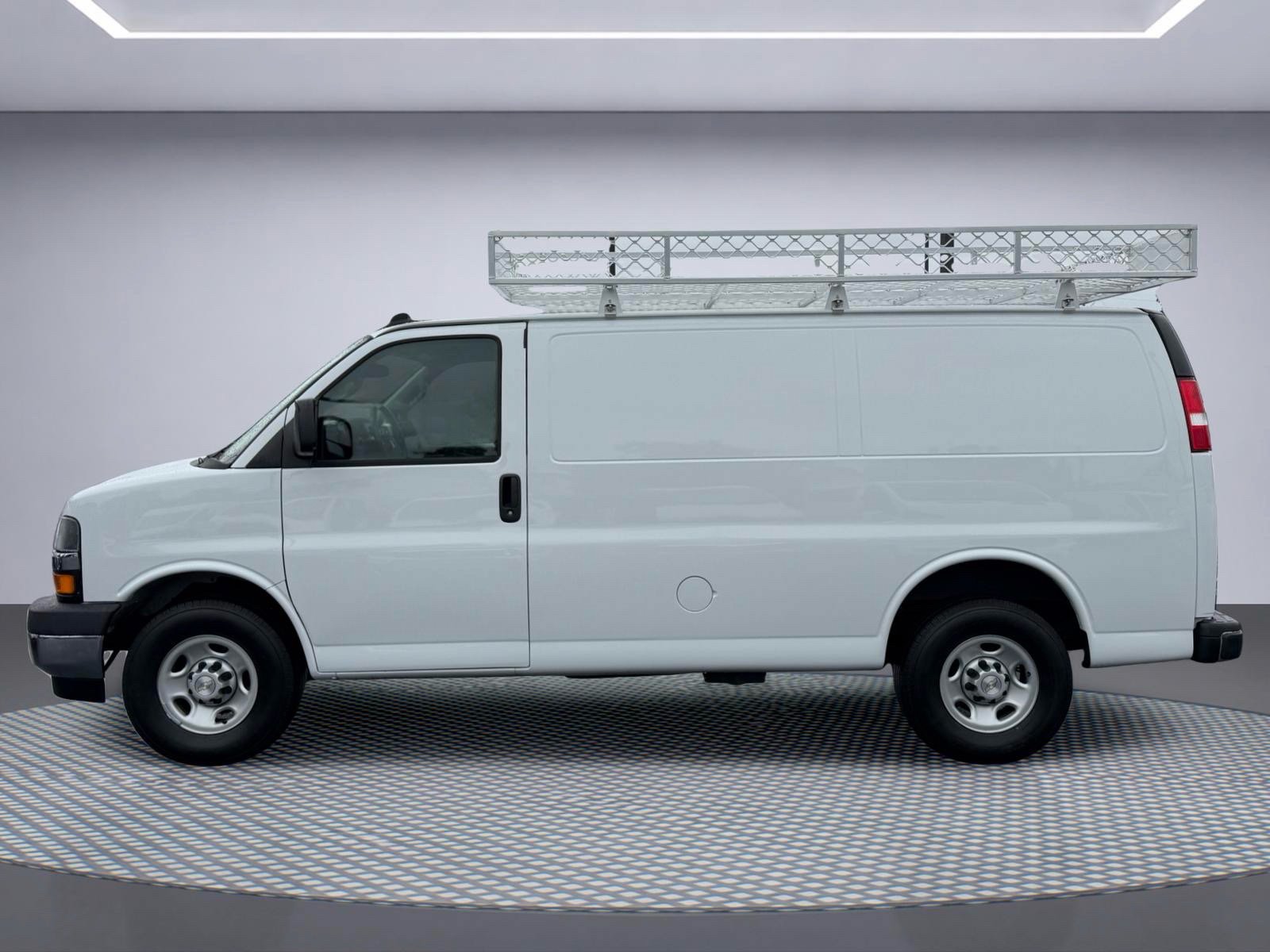 Used 2021 Chevrolet Express 3500 w/ Driver Convenience Package RWD image 3