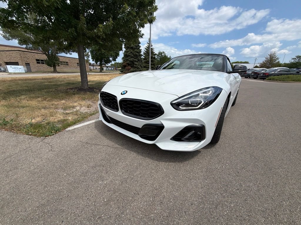 Used 2025 BMW Z4 M40i w/ Edition RWD image 3