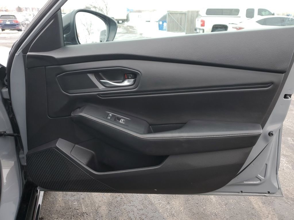 Used 2025 Honda Accord Sport image 40