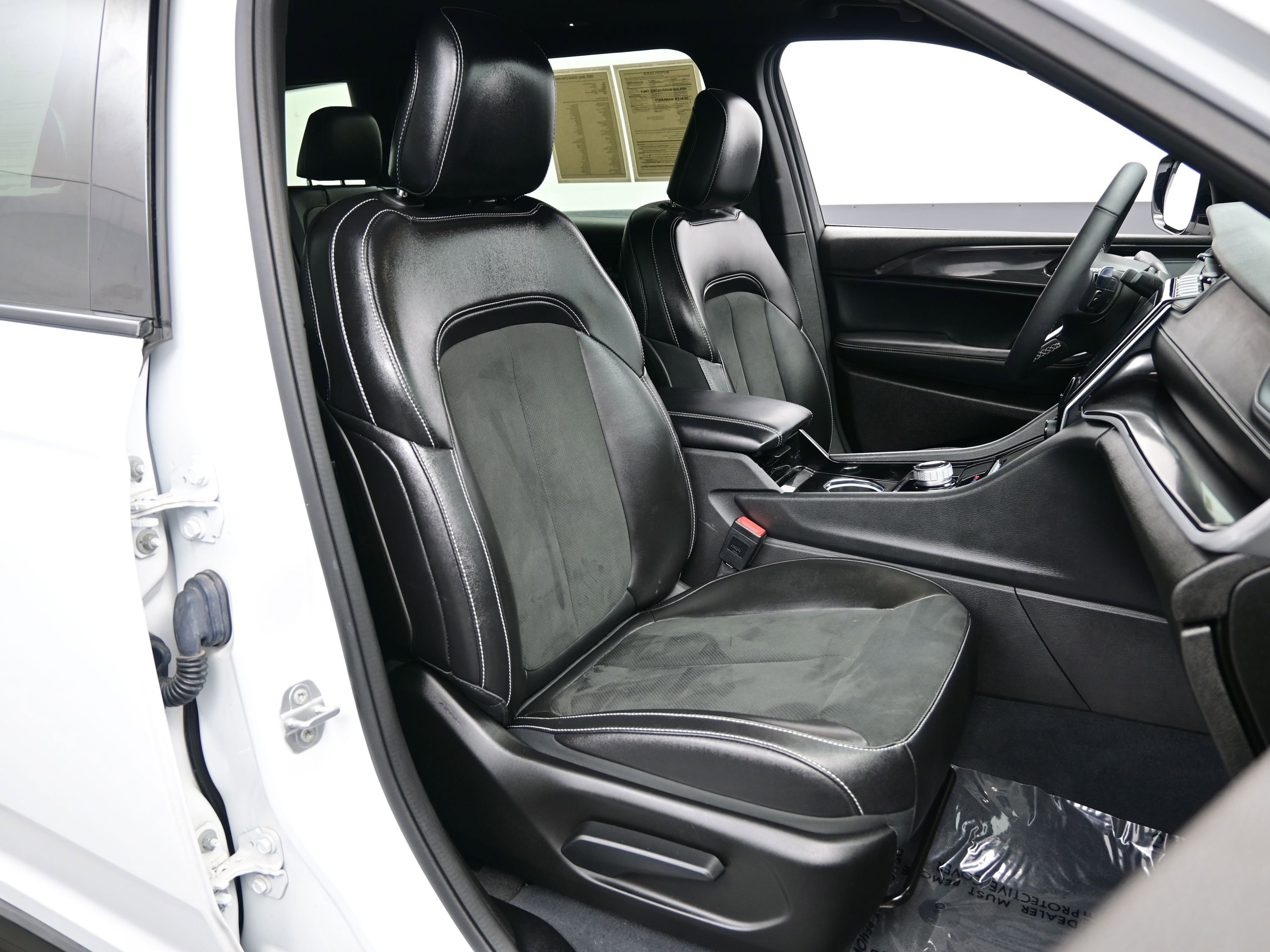 Used 2023 Jeep Grand Cherokee L Laredo image 14