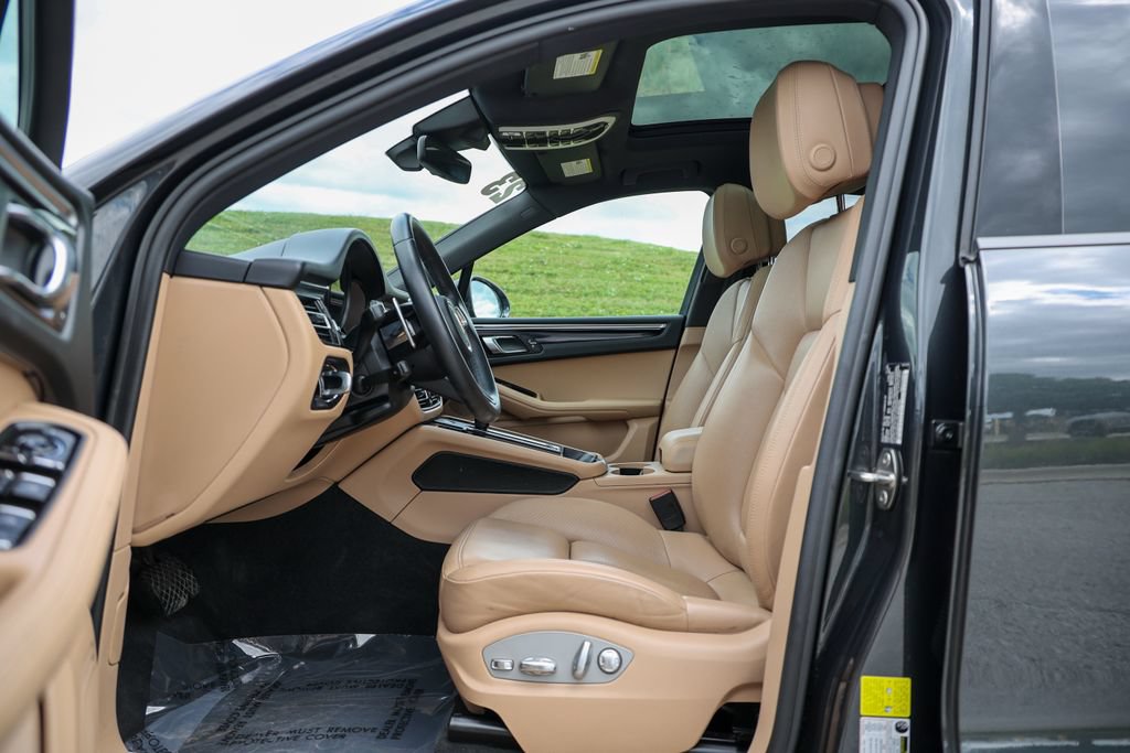 Certified 2023 Porsche Macan Turbo AWD/4WD image 38