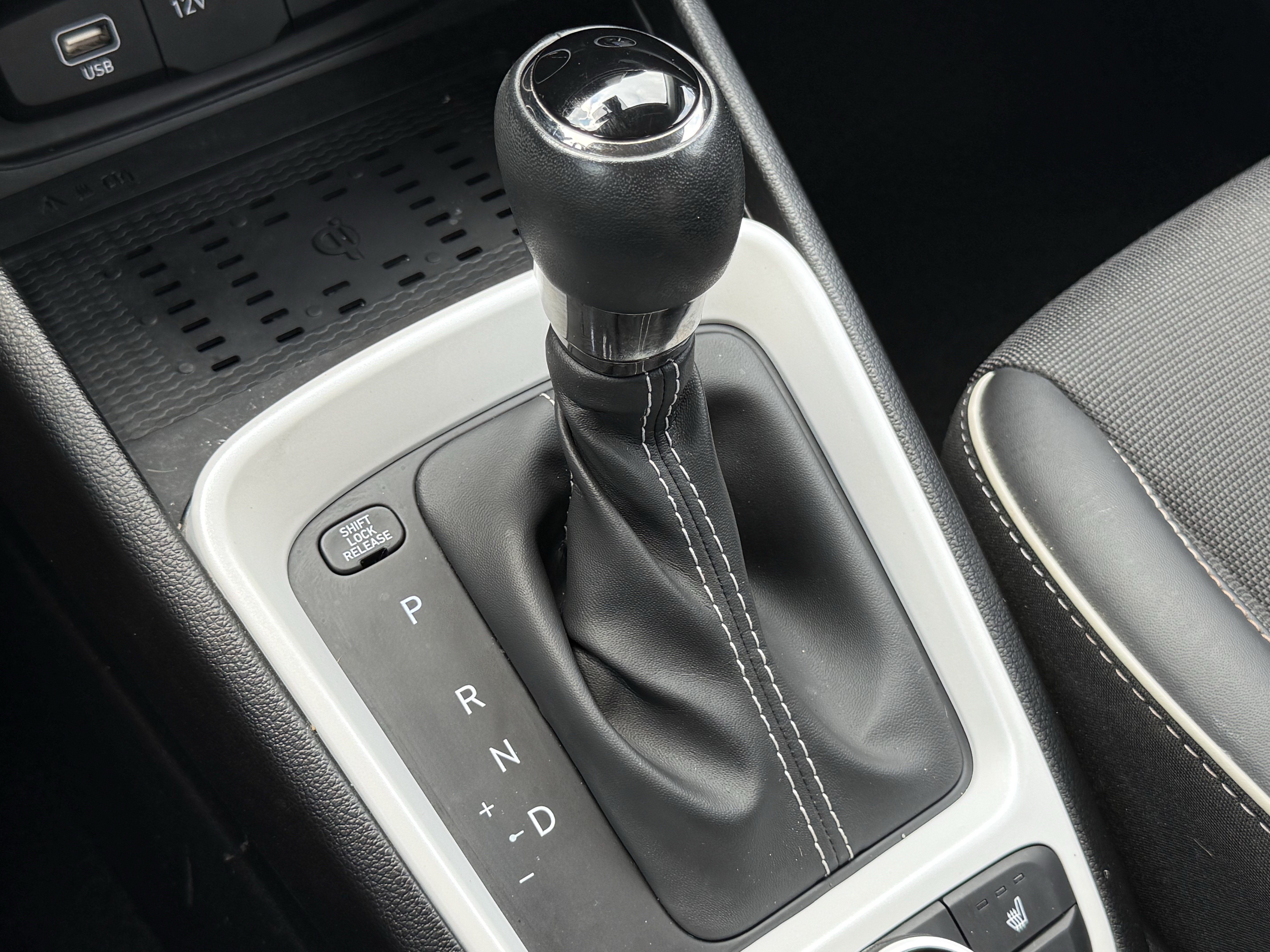 Used 2024 Hyundai Venue Limited FWD image 38
