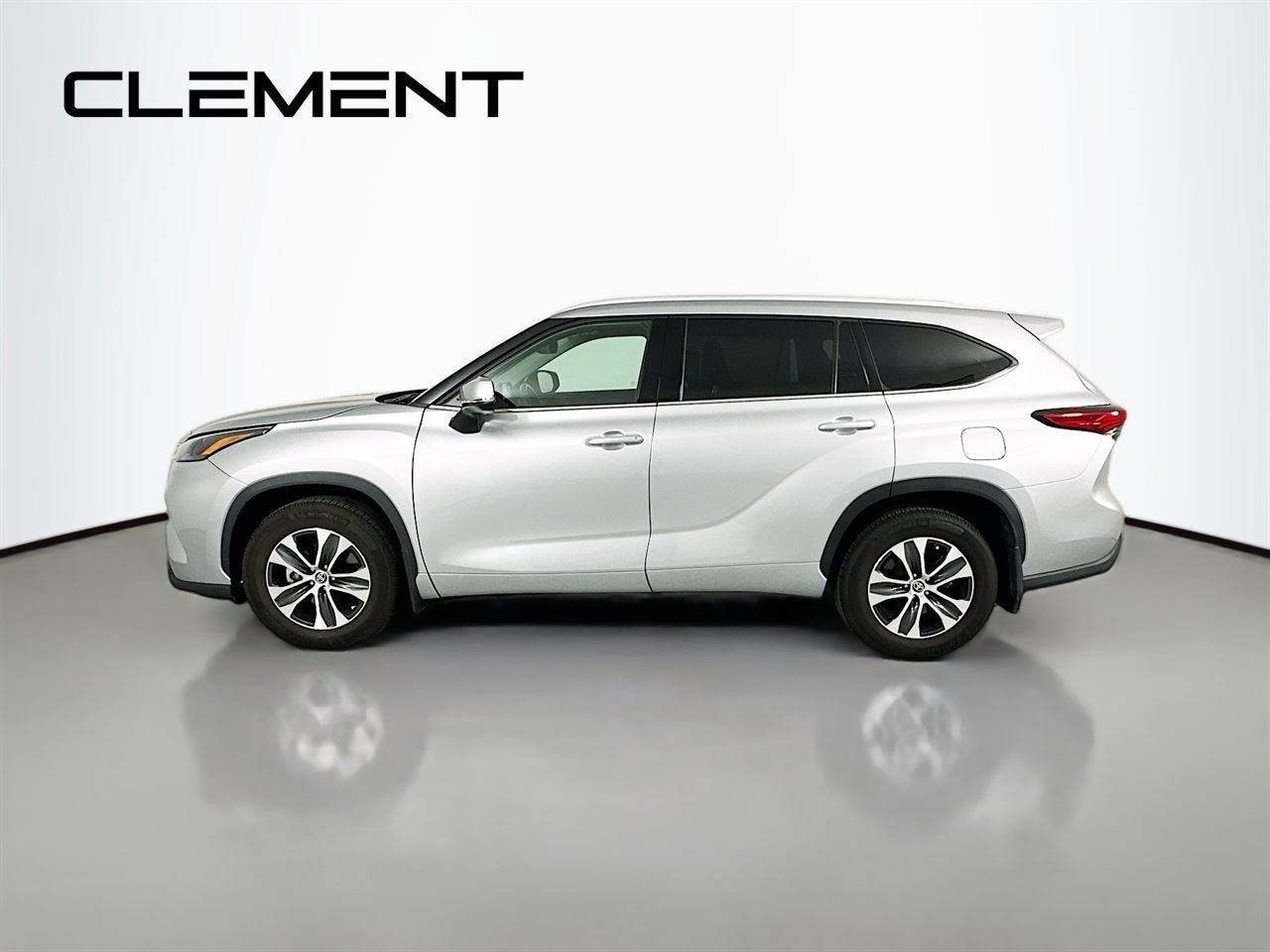 Used 2022 Toyota Highlander XLE AWD/4WD image 6