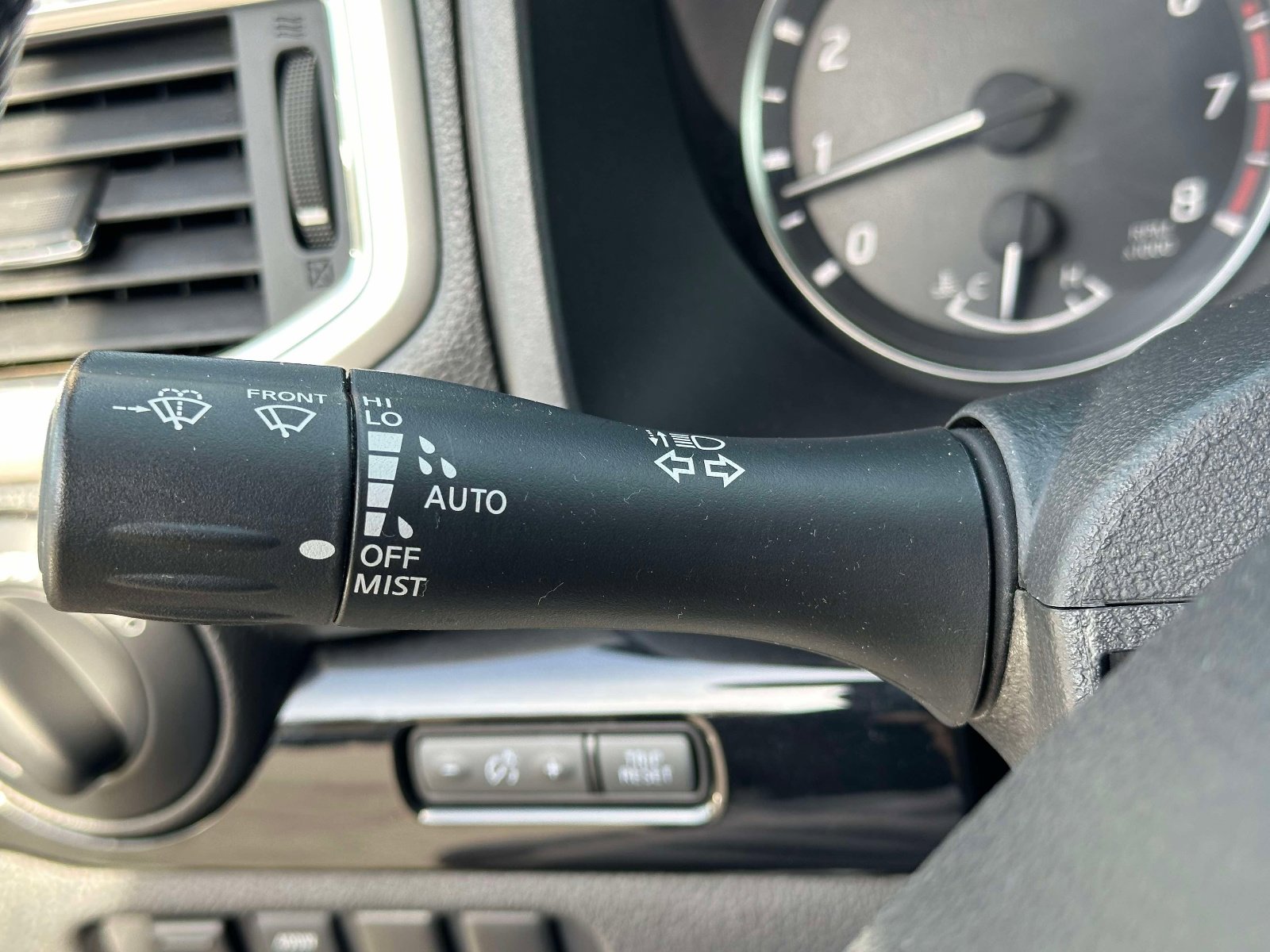 Used 2020 Nissan Titan SV w/ SV Convenience Package image 16