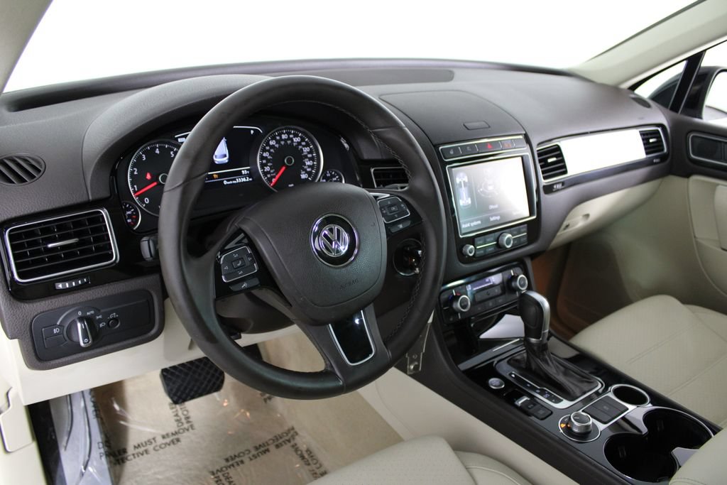 Used 2017 Volkswagen Touareg Sport AWD/4WD image 18
