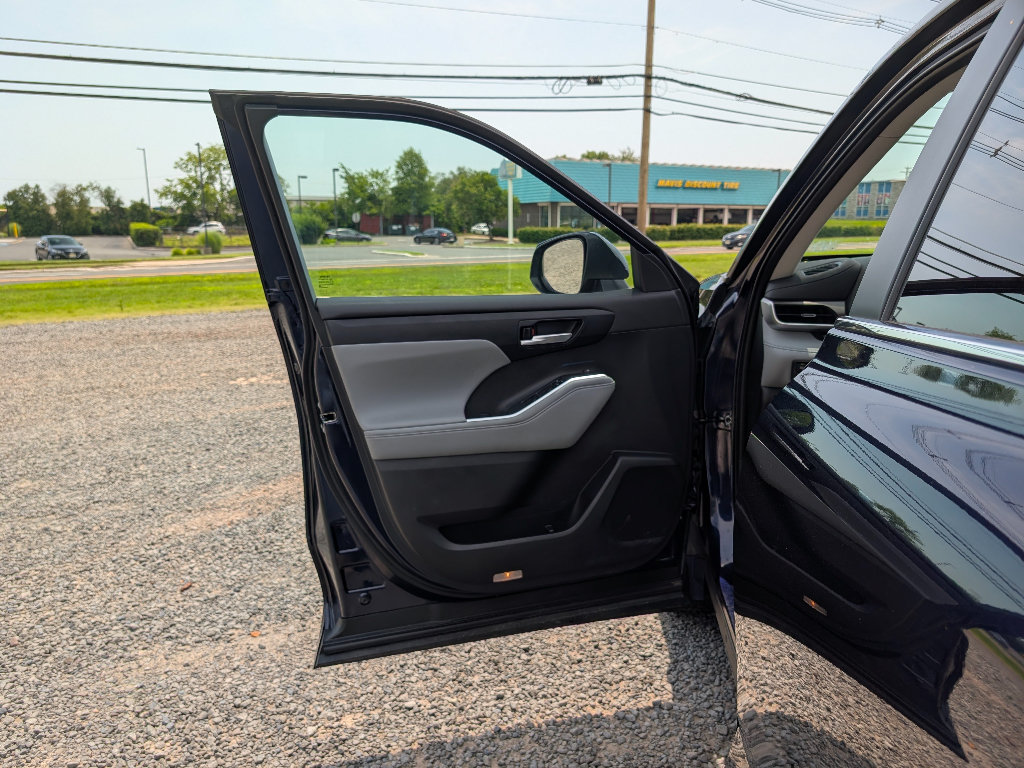 Used 2023 Toyota Highlander XLE AWD/4WD image 10