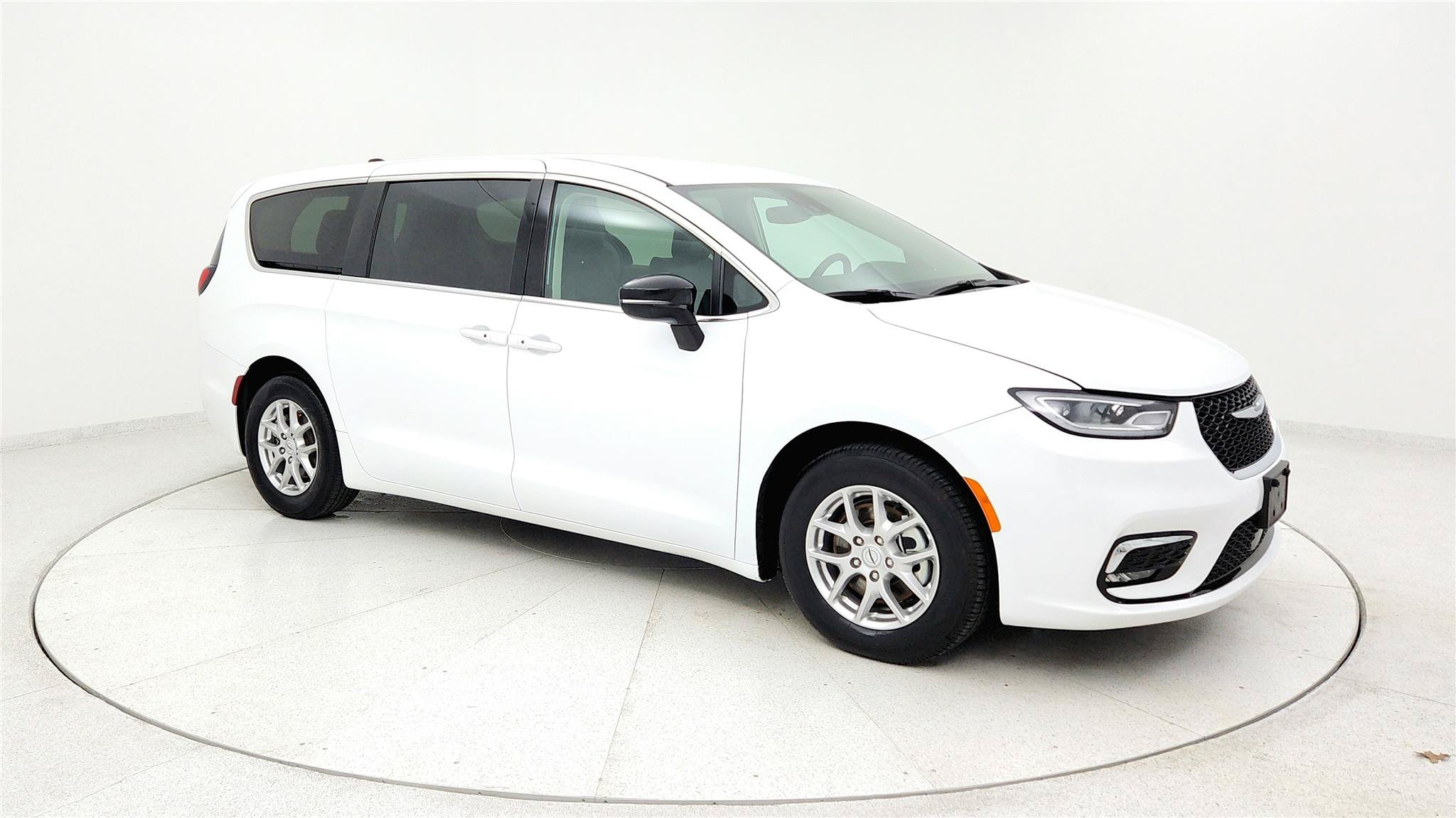Used 2024 Chrysler Pacifica Touring-L FWD image 6