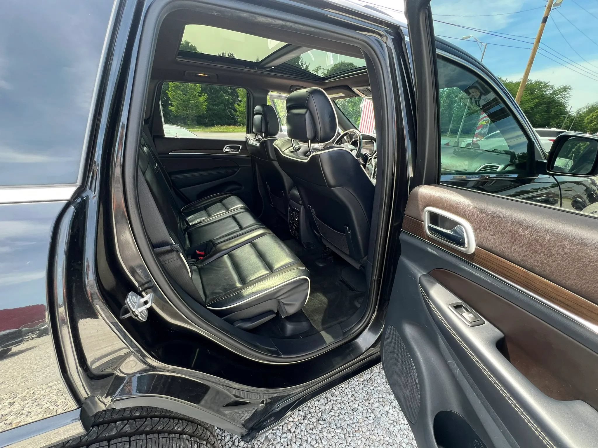 Used 2015 Jeep Grand Cherokee Overland w/ Advanced Technology Group AWD/4WD image 14