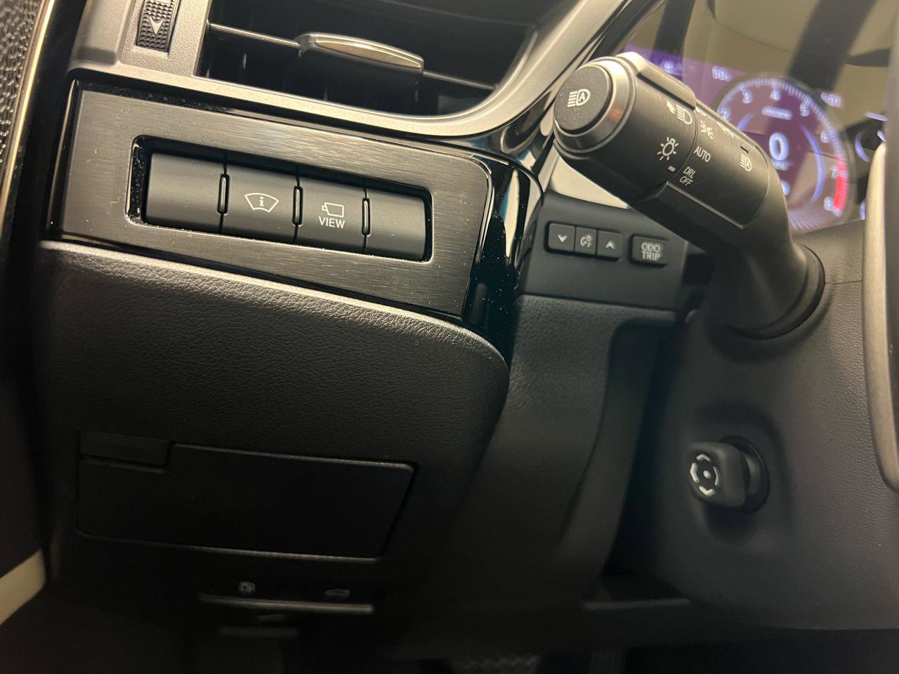 Used 2022 Lexus ES 350 Ultra Luxury w/ Accessory Package 2 image 28