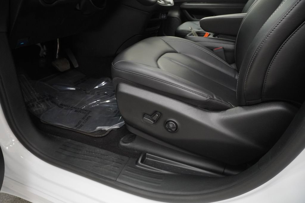 Certified 2024 Chrysler Pacifica Limited FWD image 40