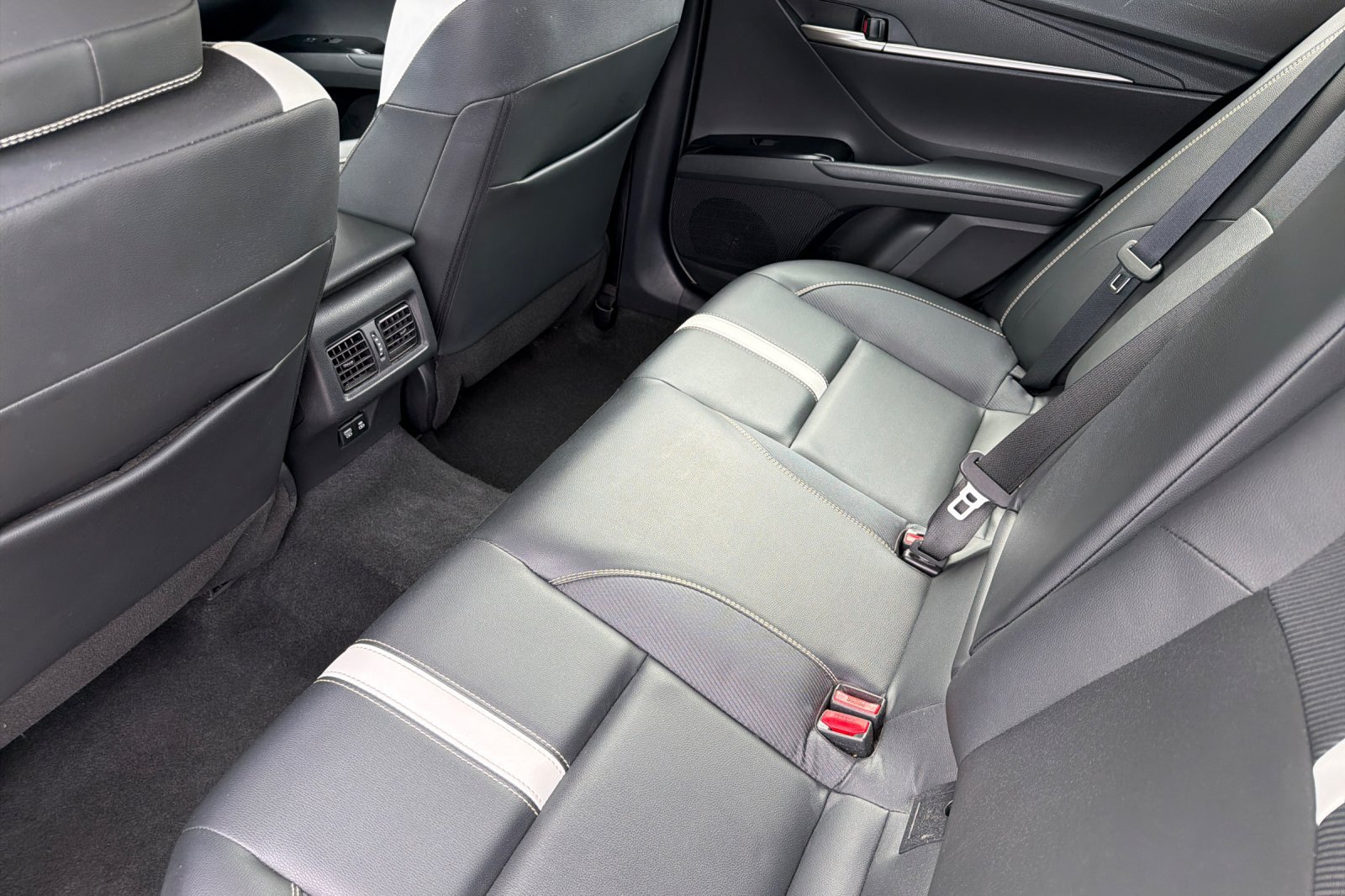 Used 2025 Toyota Camry SE FWD image 16
