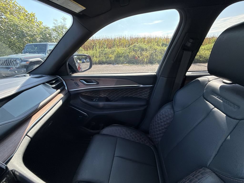 Used 2025 Jeep Grand Cherokee Summit w/ Obsidian Package AWD/4WD image 15