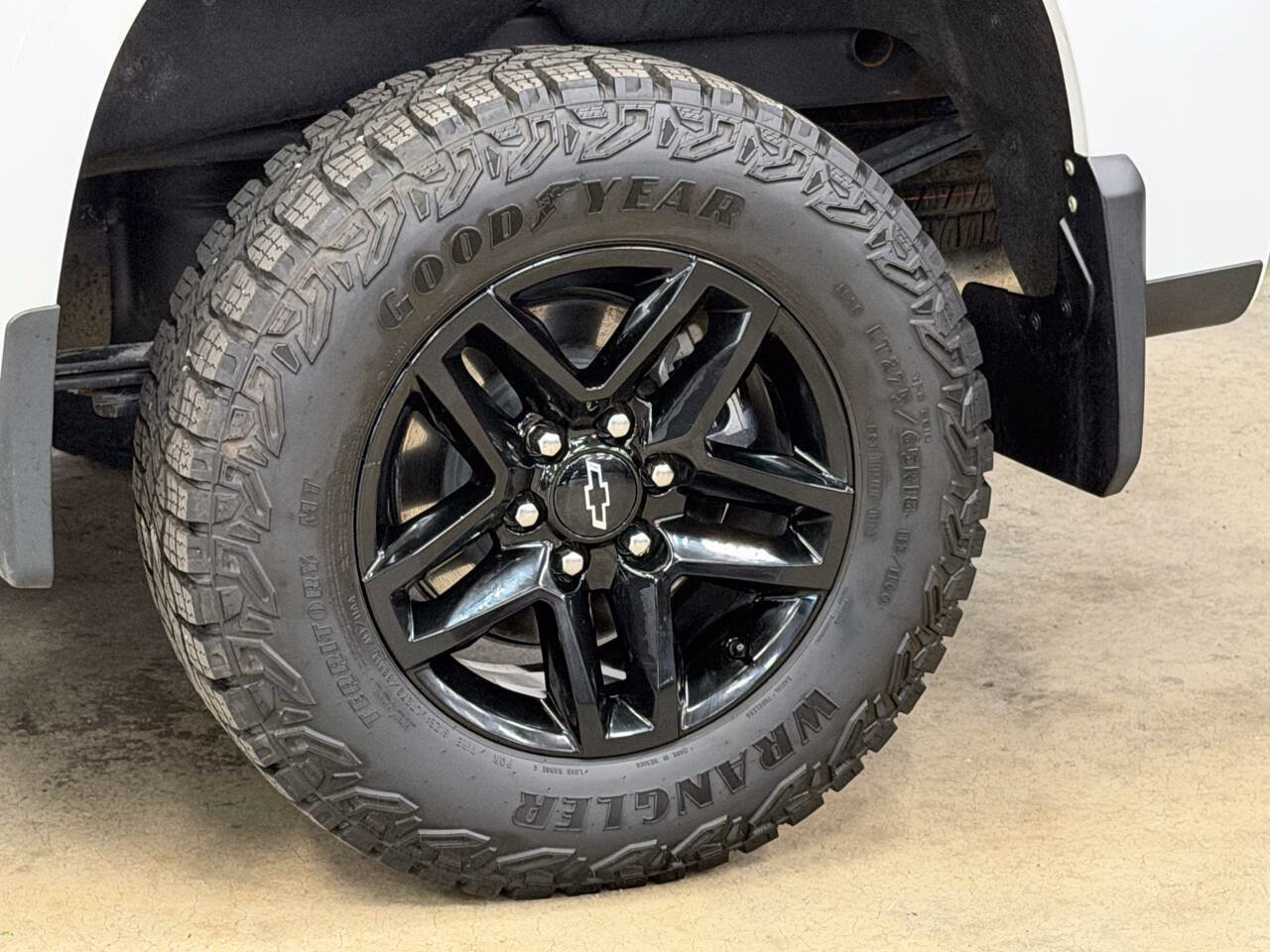 Used 2023 Chevrolet Silverado 1500 Custom Trail Boss w/ LPO, Dark Essentials Package AWD/4WD image 17