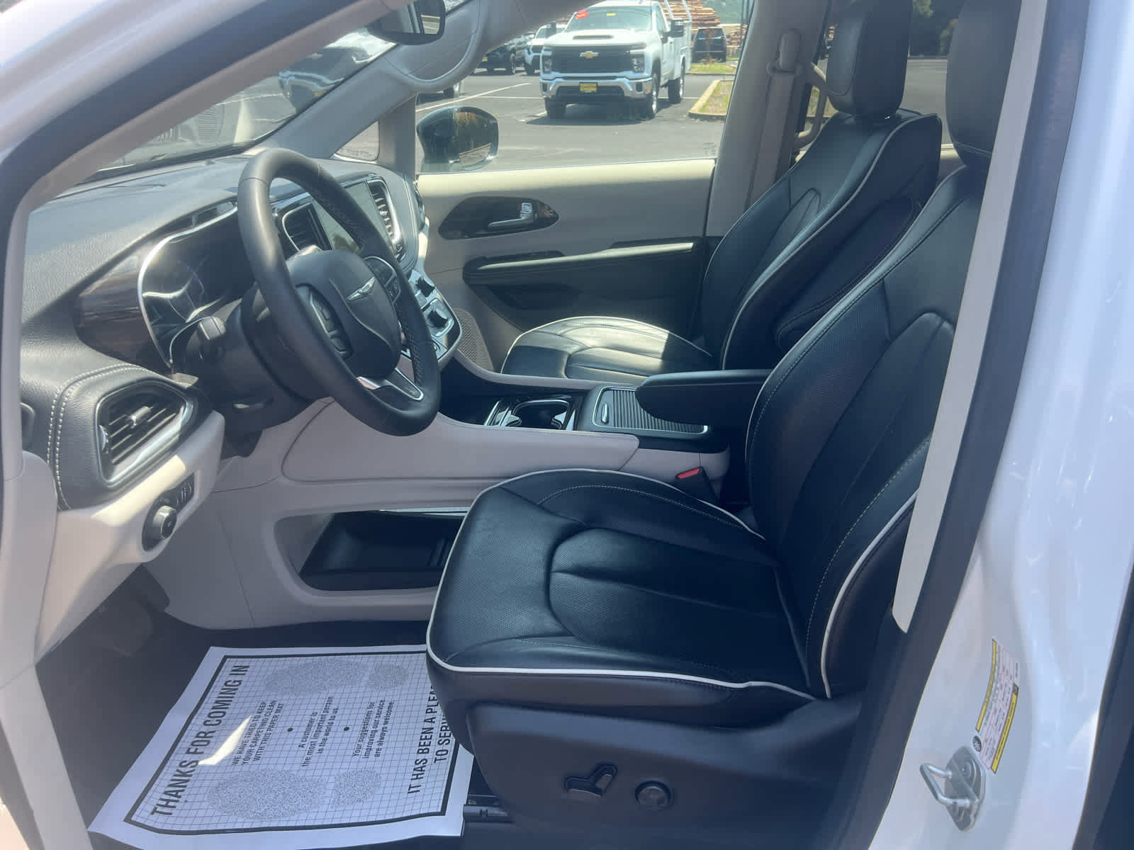 Used 2024 Chrysler Pacifica Limited image 12